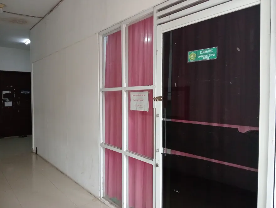 Pintu masuk ruang klinik sekolah